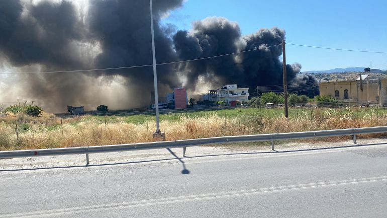 Φωτιά σε εργοστάσιο ξυλείας στο Ηράκλειο